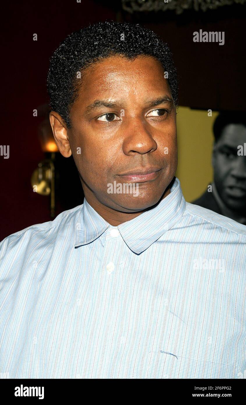 Denzel Washington arrives at the premiere of 'The Great Debaters' at the Ziegfeld Theater in New York on December 19, 2007.  (Photo by Laura Cavanaugh/Sipa USA) Stock Photo