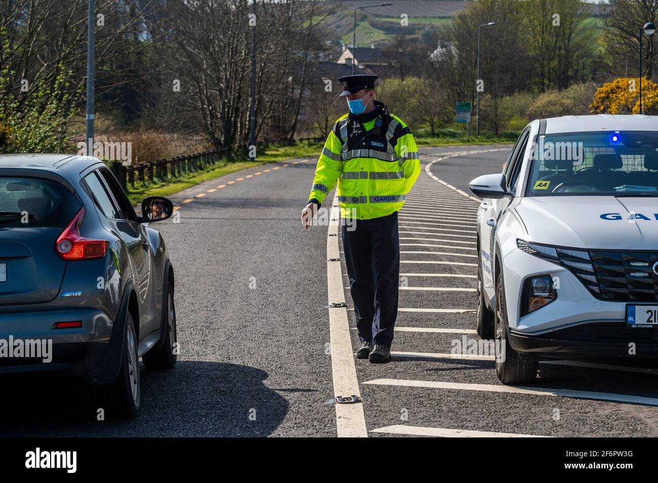 Rosscarbery, West Cork, Ireland. 2nd Apr, 2021. A Garda checkpoint was in operation in Rosscarbery today, as part of the force's crakcdown on Easter travel. Gardai have promised checkpoints across the road networks and high visibility patrols at public amenities, parks and beauty spots in an attempt to support public health guidelines in relation to COVID-19. Credit: AG News/Alamy Live News Stock Photo