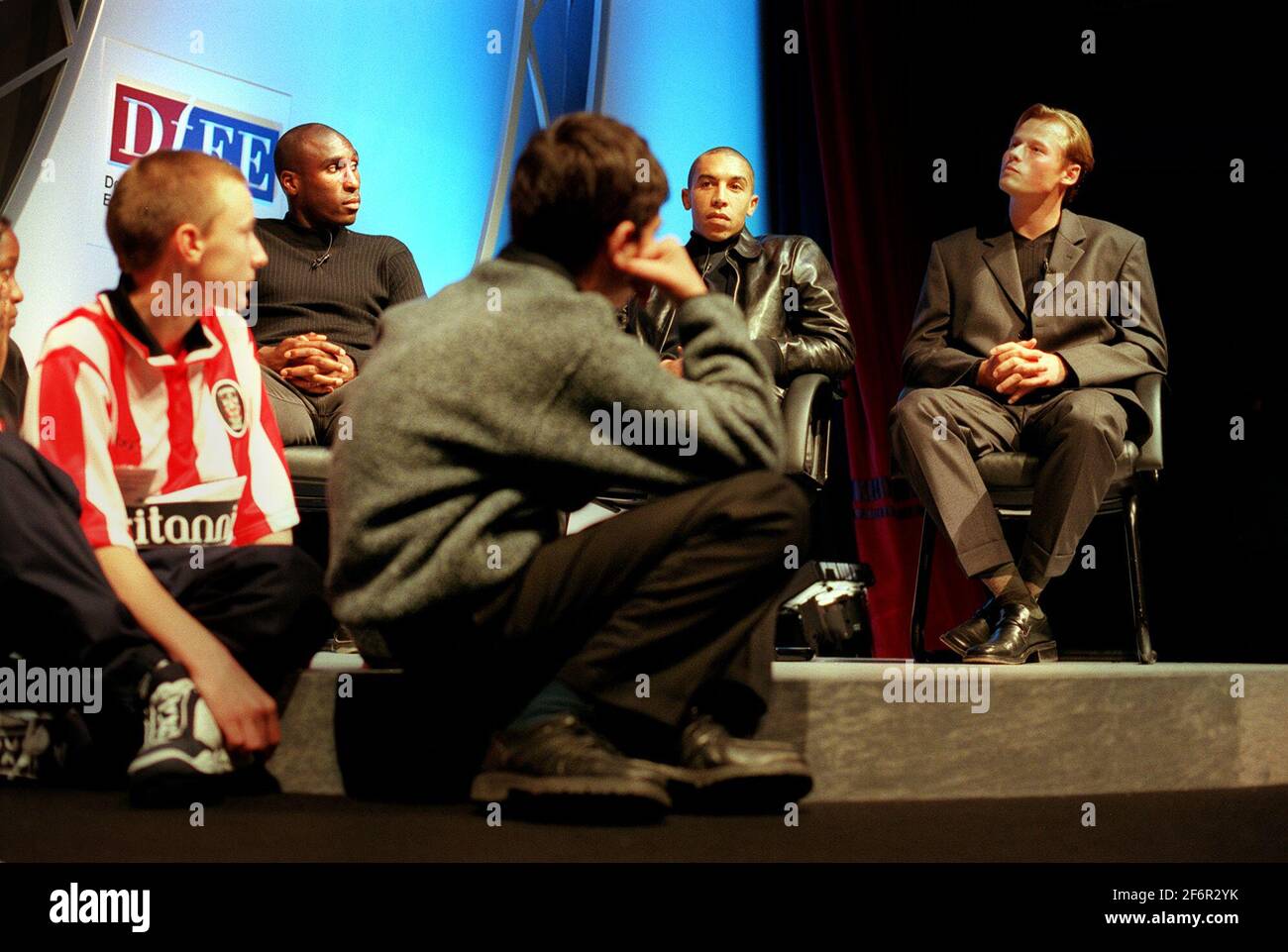 ENGLAND AND TOTTENHAM STAR SOL CAMPBELL OCTOBER 2000 WITH CHRIS ARMSTRONG AND ARSENAL GOALKEEPER ALEX MANNINGER IN LONDON TODAY TO CELEBRATE THE SUCCESS OF THE GOVERNMENTS PLAYING FOR SUCCESS PROGRAMME WHICH LINKS SPORTS AND SCHOOLS TO DEVELOP YOUNGSTERS INTEREST IN LEARNING Stock Photo