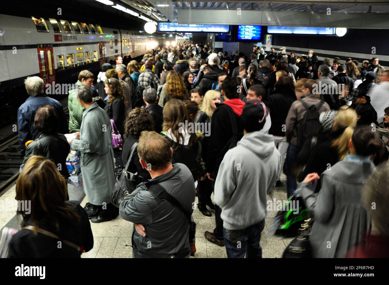 Menschenmassen von Pendler stauen sich im Zürcher Hauptbahnhof. Stock Photo