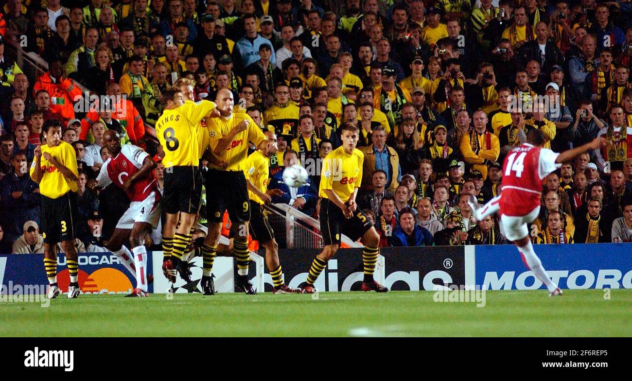 champs leauge ARSENAL V BORUSSIA DORTMUND 17/9/2002 HENRY FREE KICK PICTURE DAVID ASHDOWNFOOTBALL Stock Photo