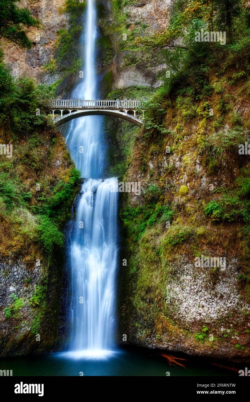 The bridge and waterfalls at Multnomah Falls in Oregon Stock Photo Alamy