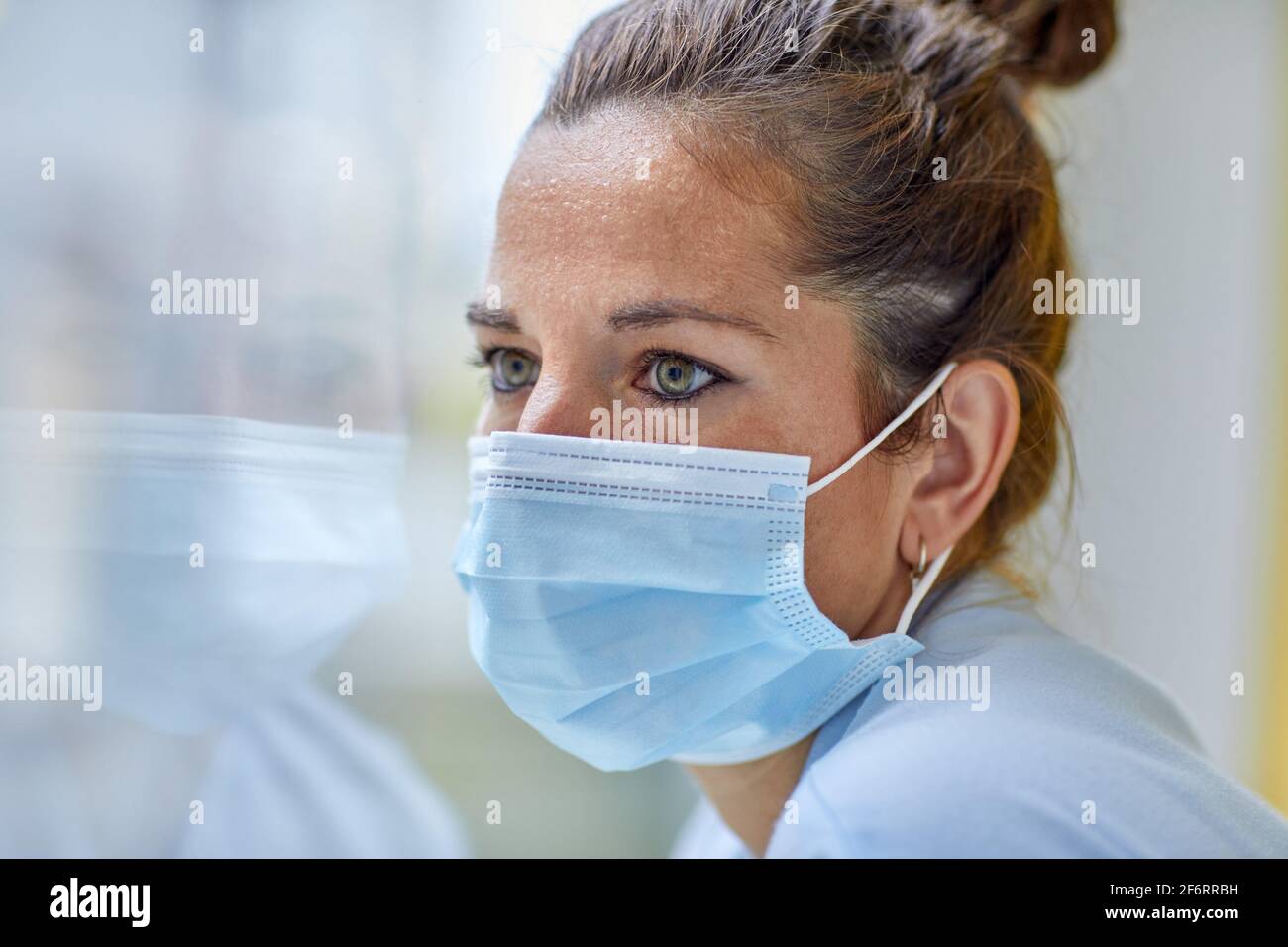 Female surgical mask hi-res stock photography and images - Alamy