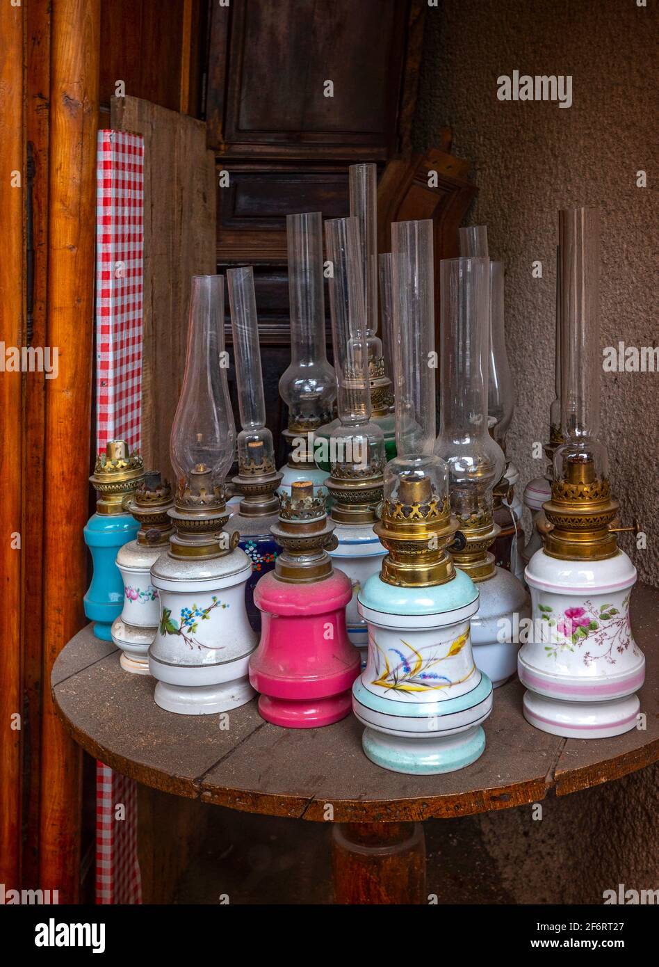 Fraance, Ceentre, Auvergne, old petroleum lamps, in a Brocante ( secondhand shop) at Maurs la Jolie. Stock Photo