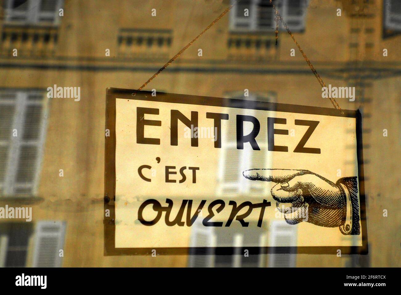 France, Nouvelle Aquitaine, Gironde,  at La Reole: Entrez, cÂ´est ouvert ( Entr, itÂ´s open). Stock Photo
