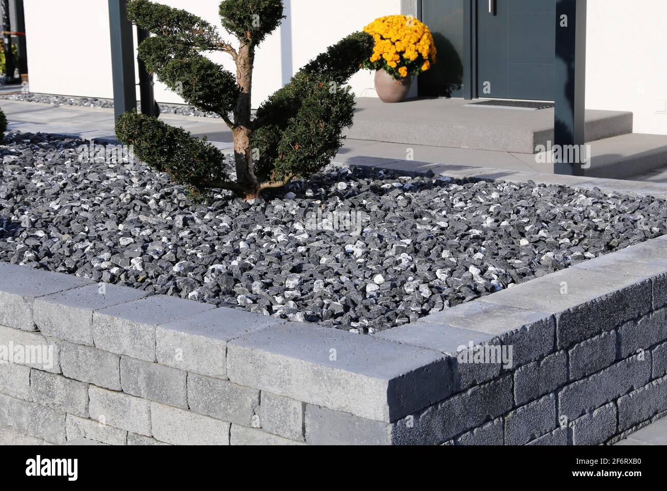 Modern front yard with decorative gravel Stock Photo Alamy