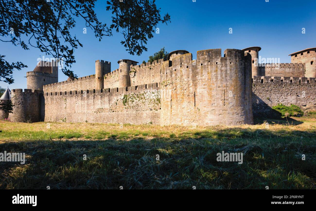 Carcassonne, Languedoc-Roussillon, France. Walls, towers and ramparts of the the Cite de Carcassonne which is a UNESCO World Heritage Site. Stock Photo