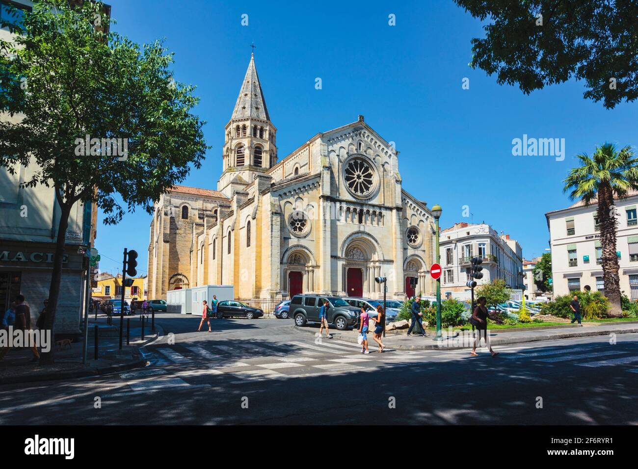 Nimes, Gard Department, Occitanie, France. The 19th century Saint-Paul church in Boulevard Victor Hugo. Stock Photo