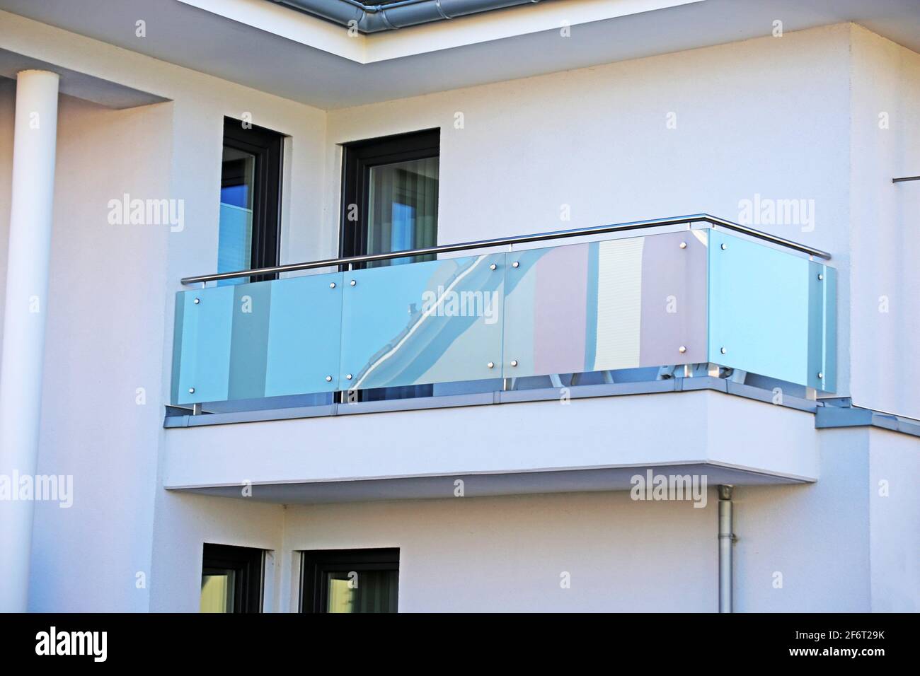 Glass balcony railing hi-res stock photography and images - Alamy