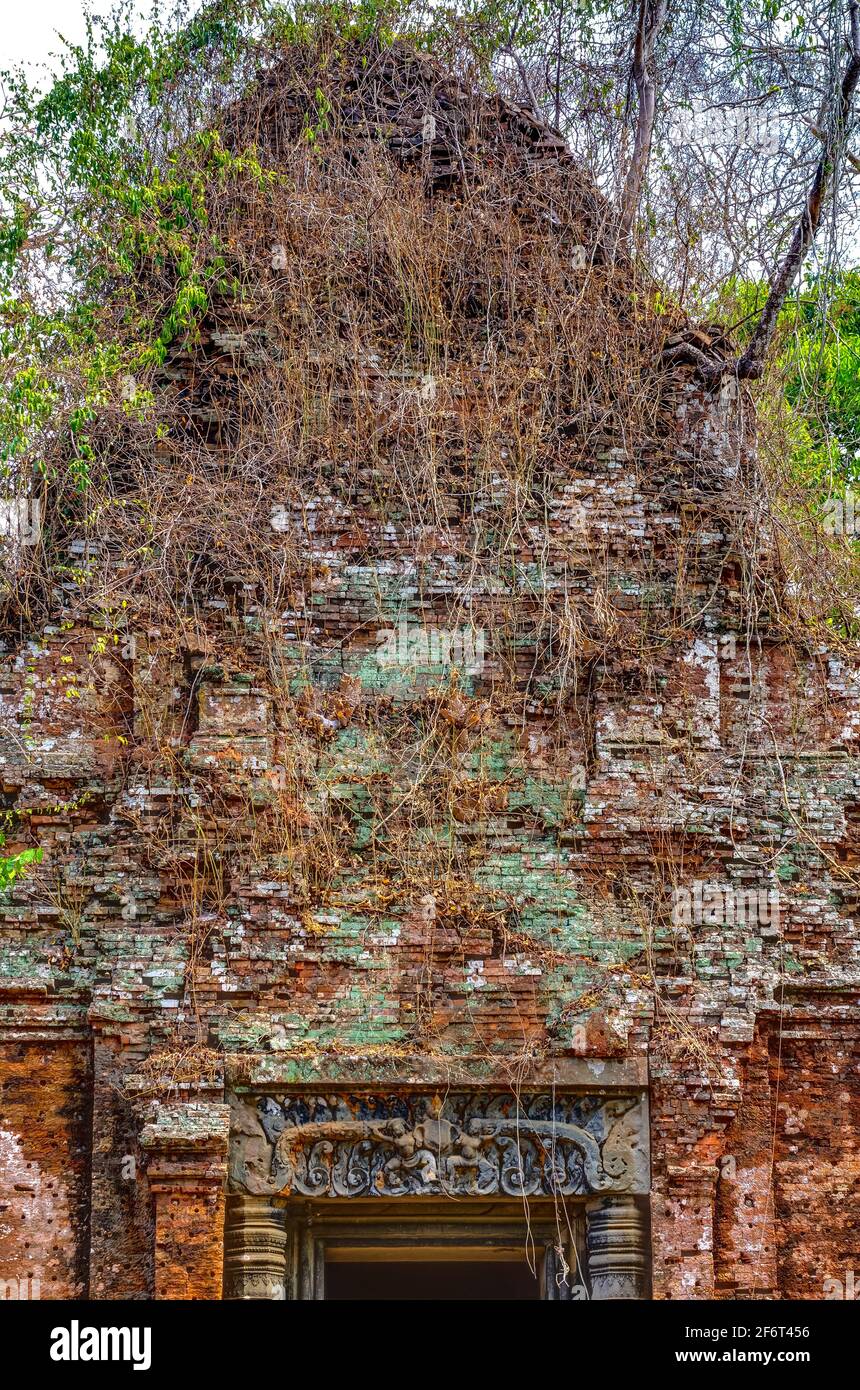 Koh Ker is an Angkorian site in northern Cambodia. 100 km northeast of Angkor itself, it was briefly the capital of the Khmer empire between 928 and Stock Photo