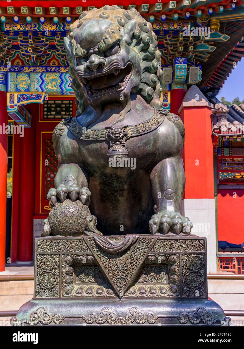 Lion statue with ball hires stock photography and images Alamy