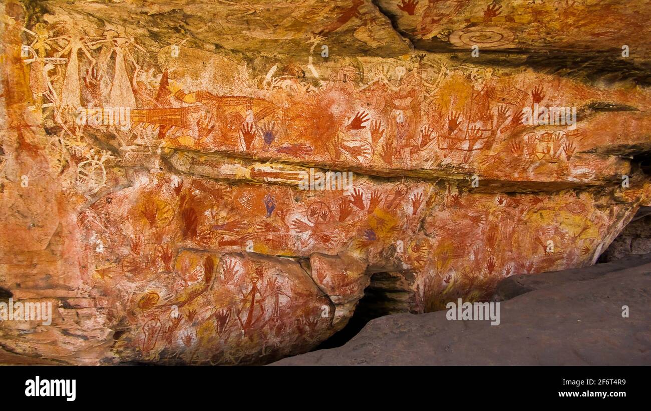 Aboriginal land painting hi-res stock photography and images - Alamy