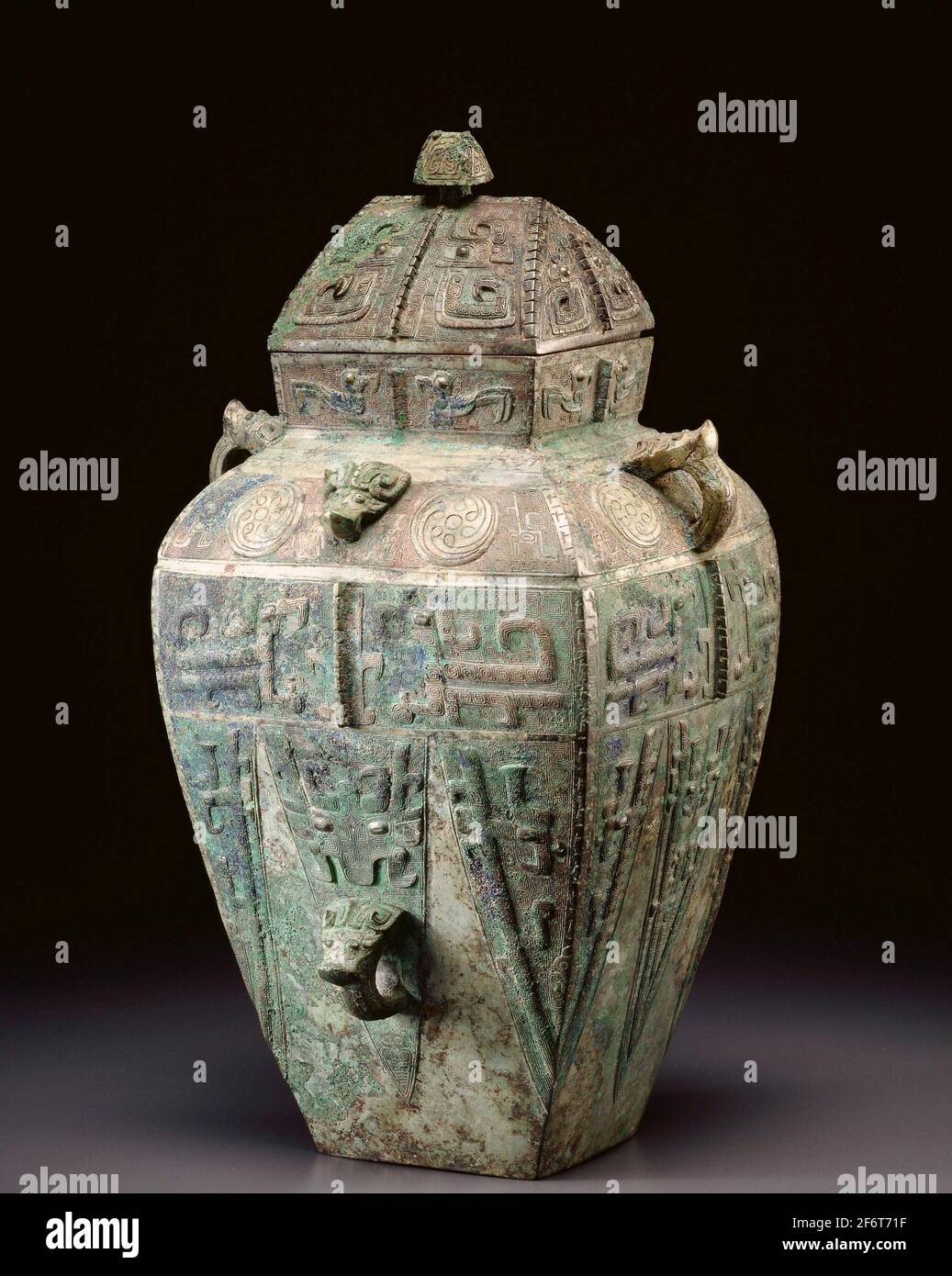 Wine Container - Shang dynasty ( About 1600'1046 BC ), 12th/11th century BC - China. Bronze. 1600 BC'1050 BC. Stock Photo
