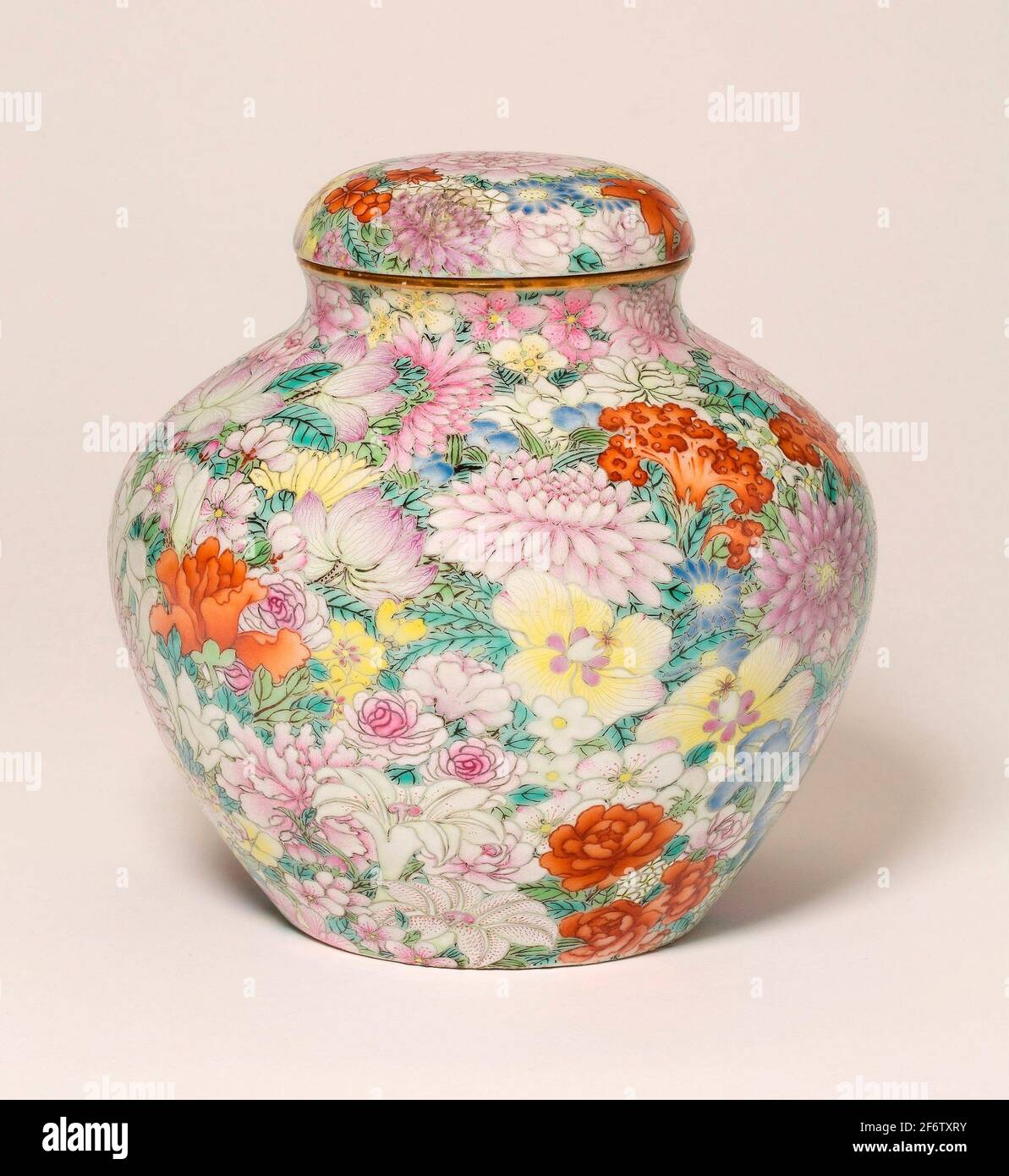 Covered Jar with Thousand Flowers (Millefleurs) Design - Qing dynasty (1644'1911), probably Jiaqing period (1796'1820) - China. Porcelain painted in Stock Photo