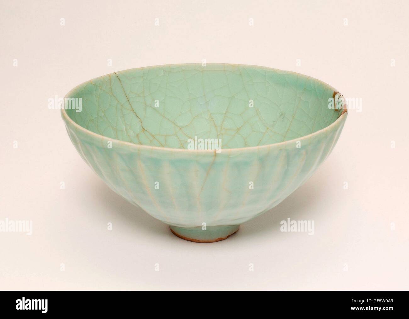 https://c8.alamy.com/comp/2F6W0A9/fluted-bowl-song-dynasty-9601279-or-later-china-celadon-glazed-stoneware-with-underglaze-molded-decoration-960-ad1300-2F6W0A9.jpg