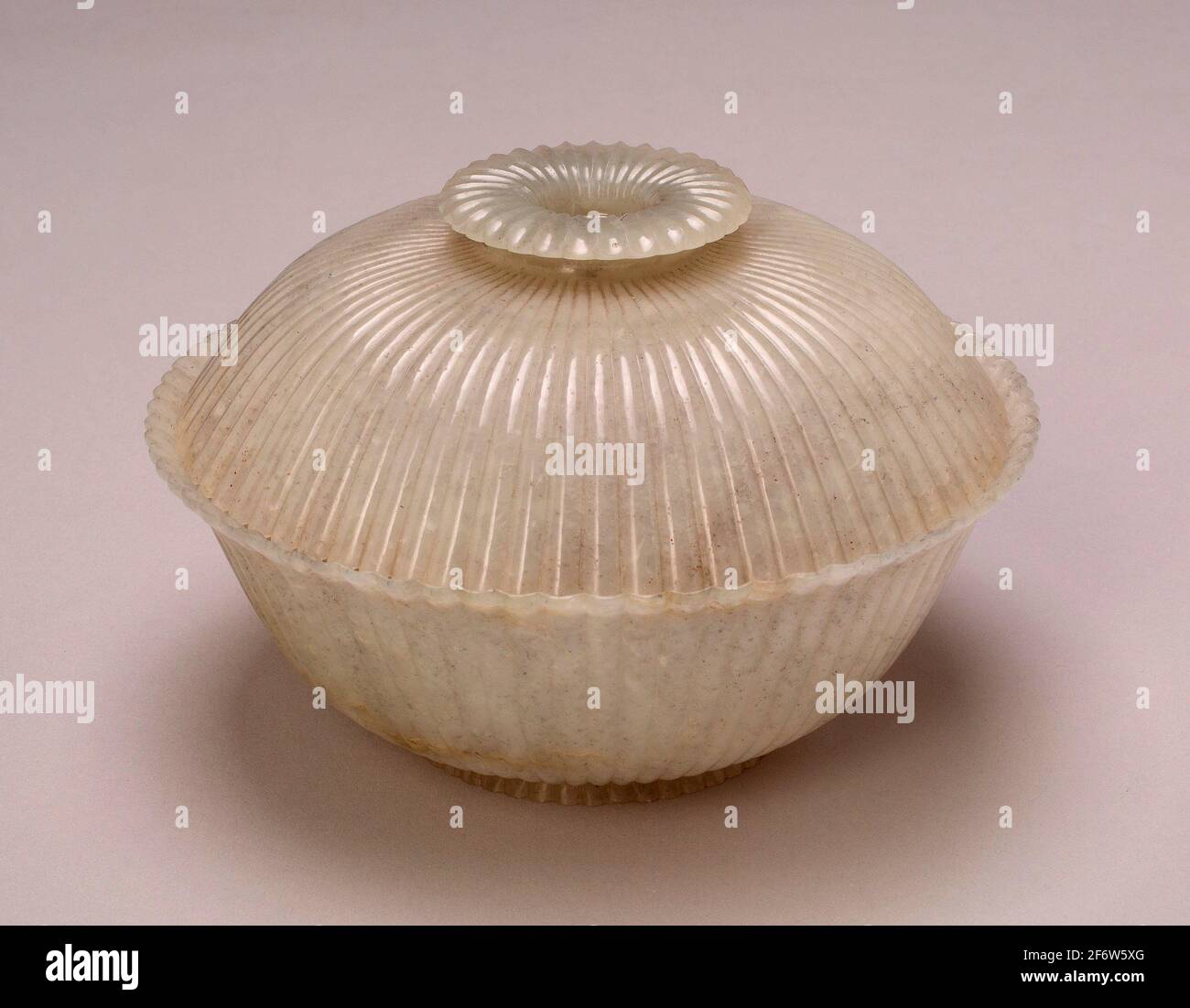 Covered Bowl in the - - Hindustani Style - - - late 18th or 19th century - China or India. Jade. 1677 - 1733. Stock Photo