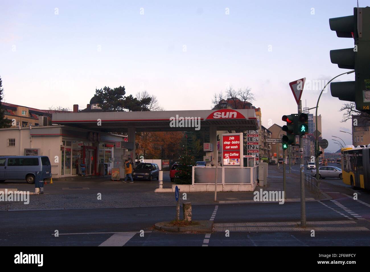 Sun-Tankstelle an der Kreuzung Klosterstraße Ecke Seeburger Straße in der Wilhelmstadt, Berlin-Spandau Stock Photo