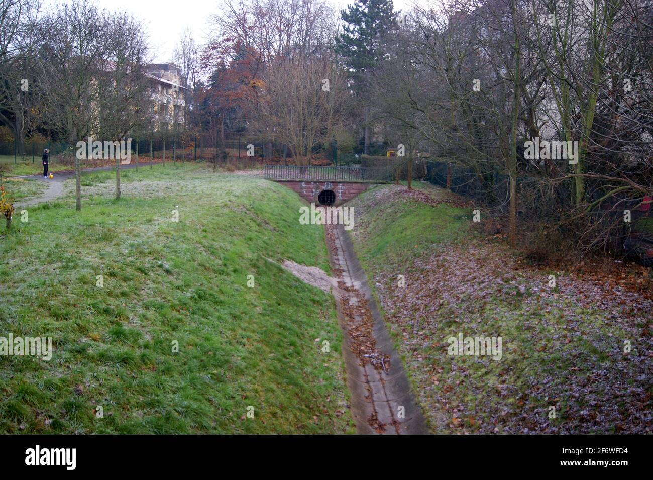 Der Bullengraben ist ein über 4 Kilometer langer Grünzug mit einem Zufluss zur Havel in Berlin-Spandau, hier: Höhe Elsflether Weg Stock Photo