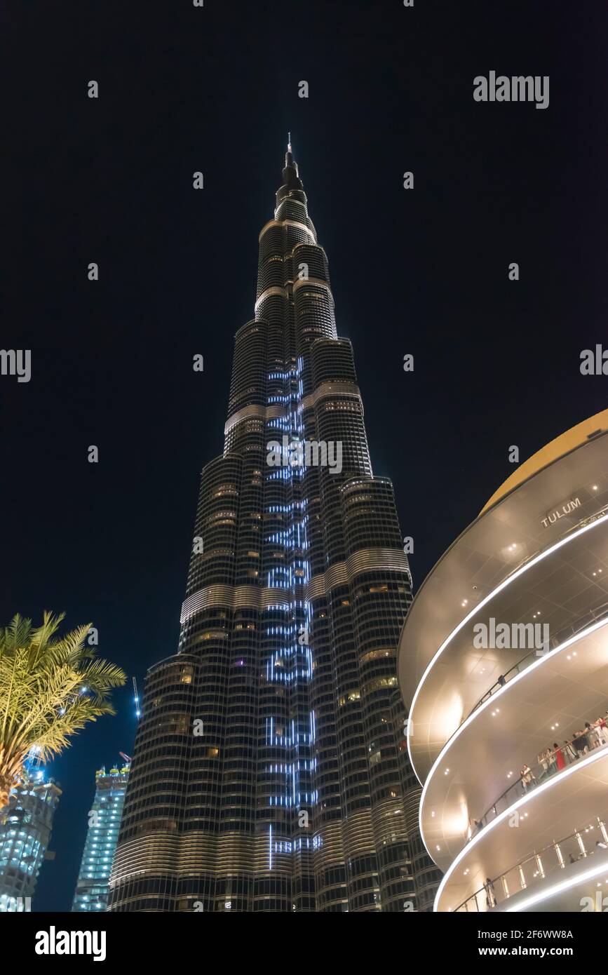 Spectators in the Dubai Mall admiring the light show on the Burj Khalifa, the highest building in the world. Dubai, United Arab Emirates. Stock Photo