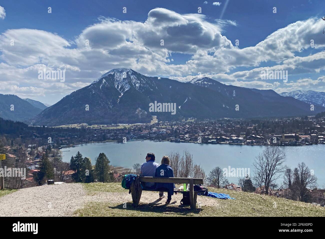 Rottach Egern, Deutschland. 01st Apr, 2021. Couple takes a rest on a bench. Hikers on the Hoehenweg over the Tegernsee with a view of Rottach Egern on April 1st, 2021. Spring, Sunshine, Ausfluegler, | usage worldwide Credit: dpa/Alamy Live News Stock Photo