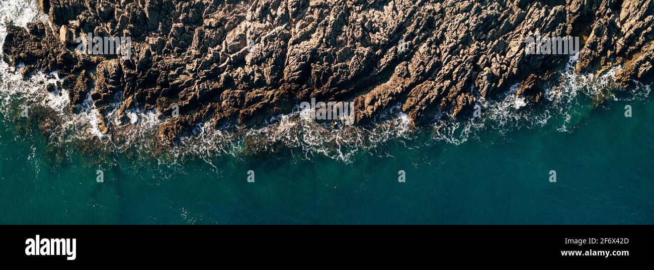 Waves from sea hitting rocks hi-res stock photography and images - Alamy