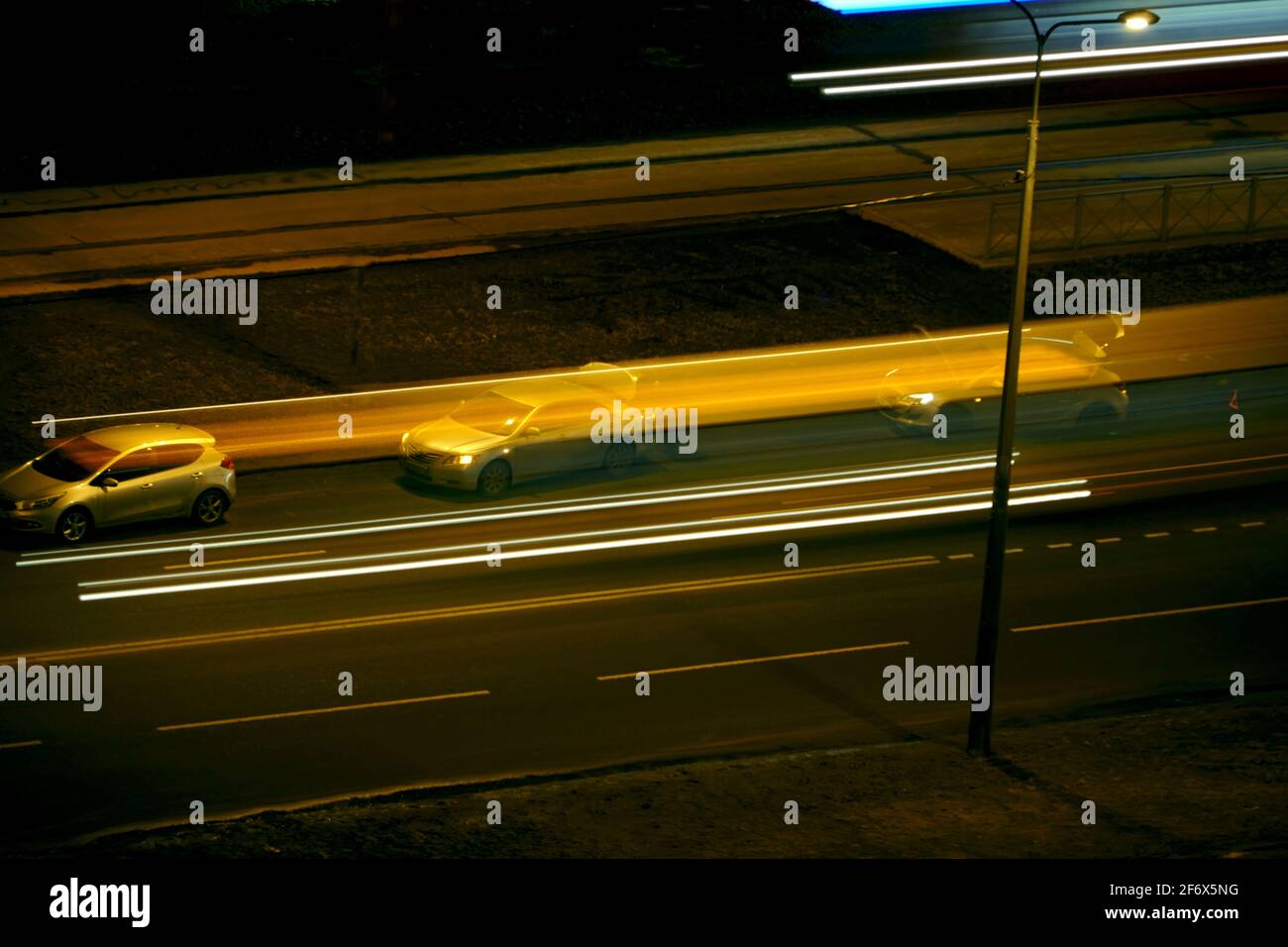 Long exposure traffic light trails hi-res stock photography and images ...