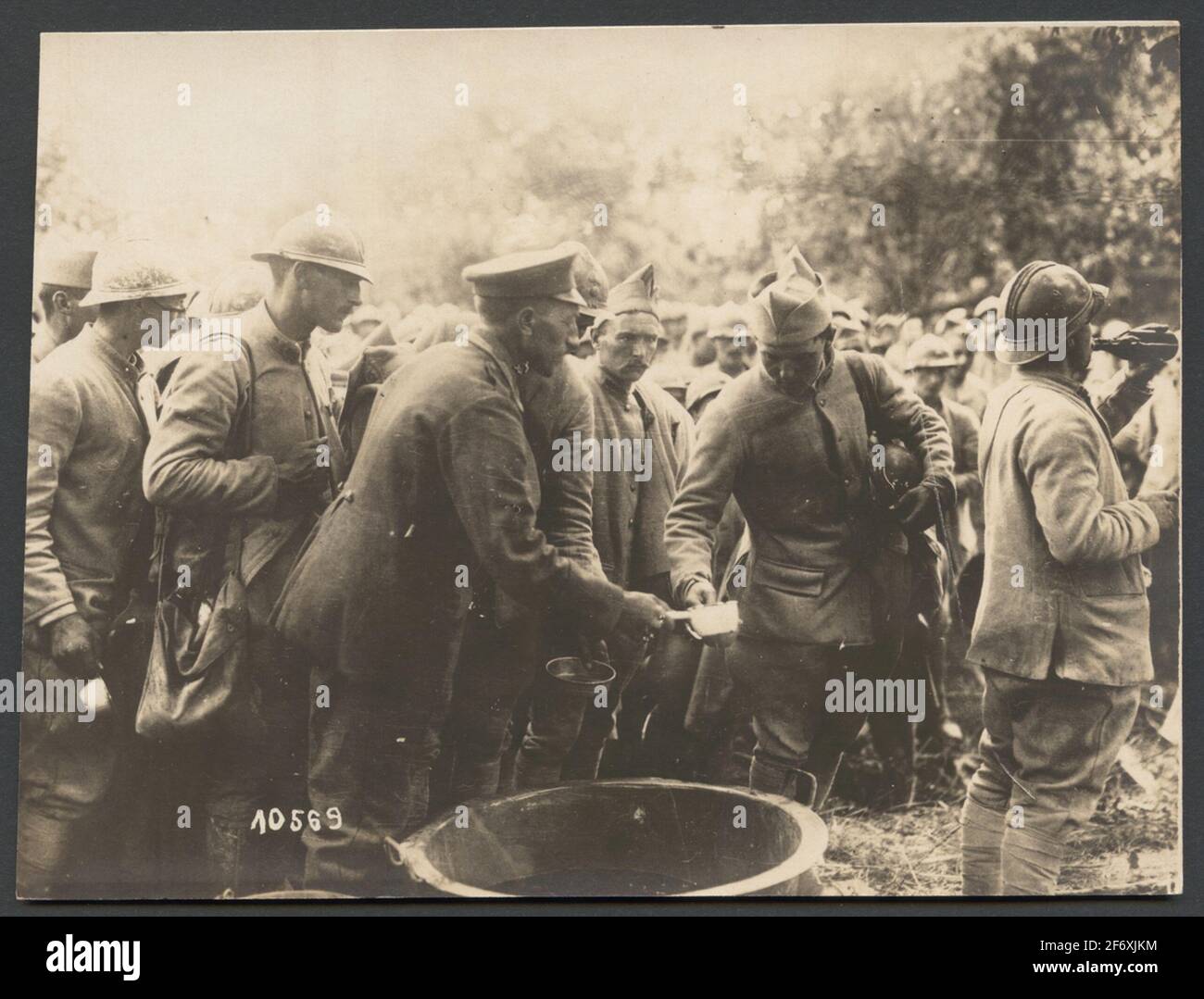 The picture shows the depression of drinks to French prisoners of war ...