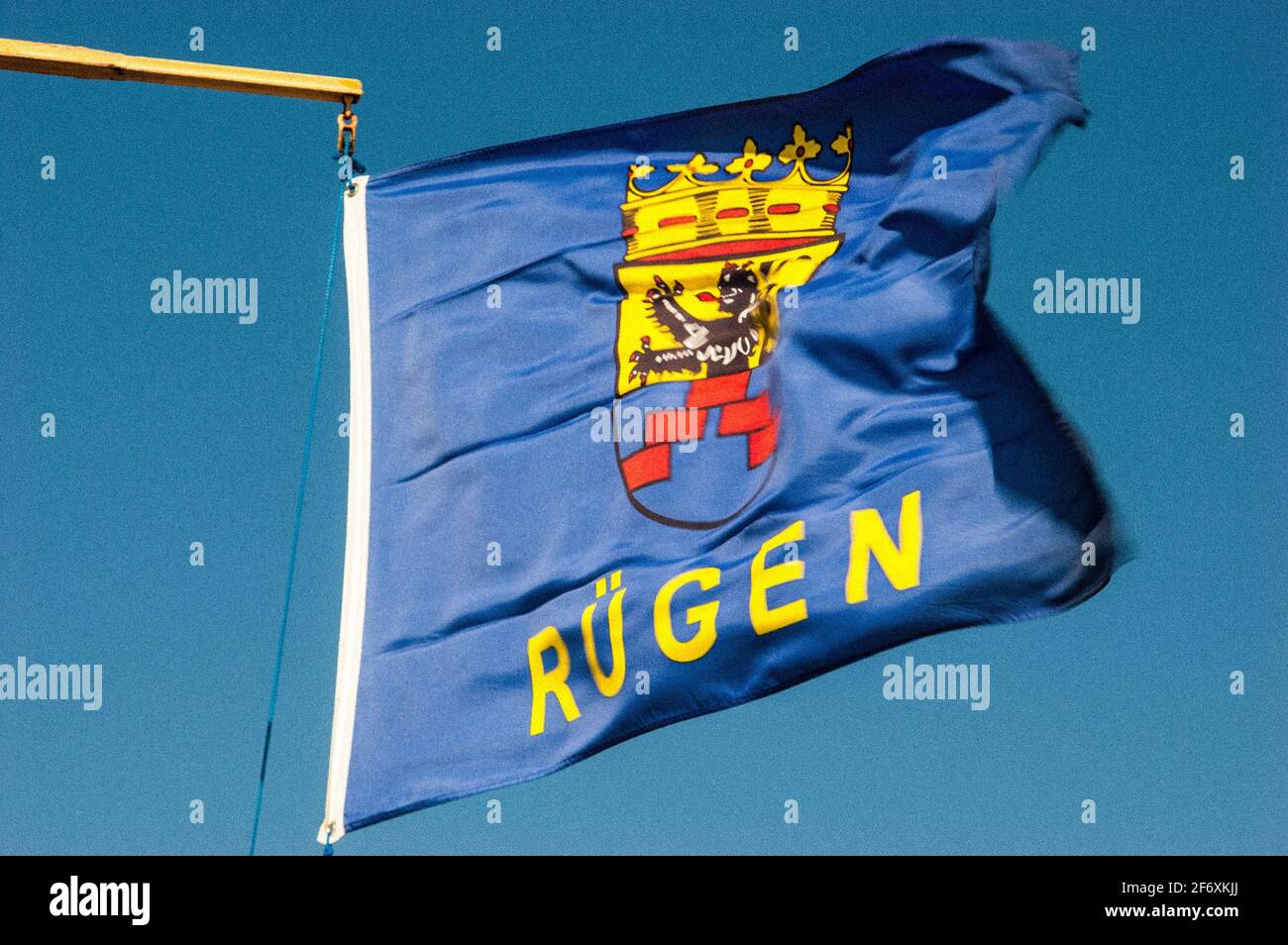 Die Flagge Rügens im Seewind - the flag of Ruegen Island fluttering in the sea breeze Stock Photo