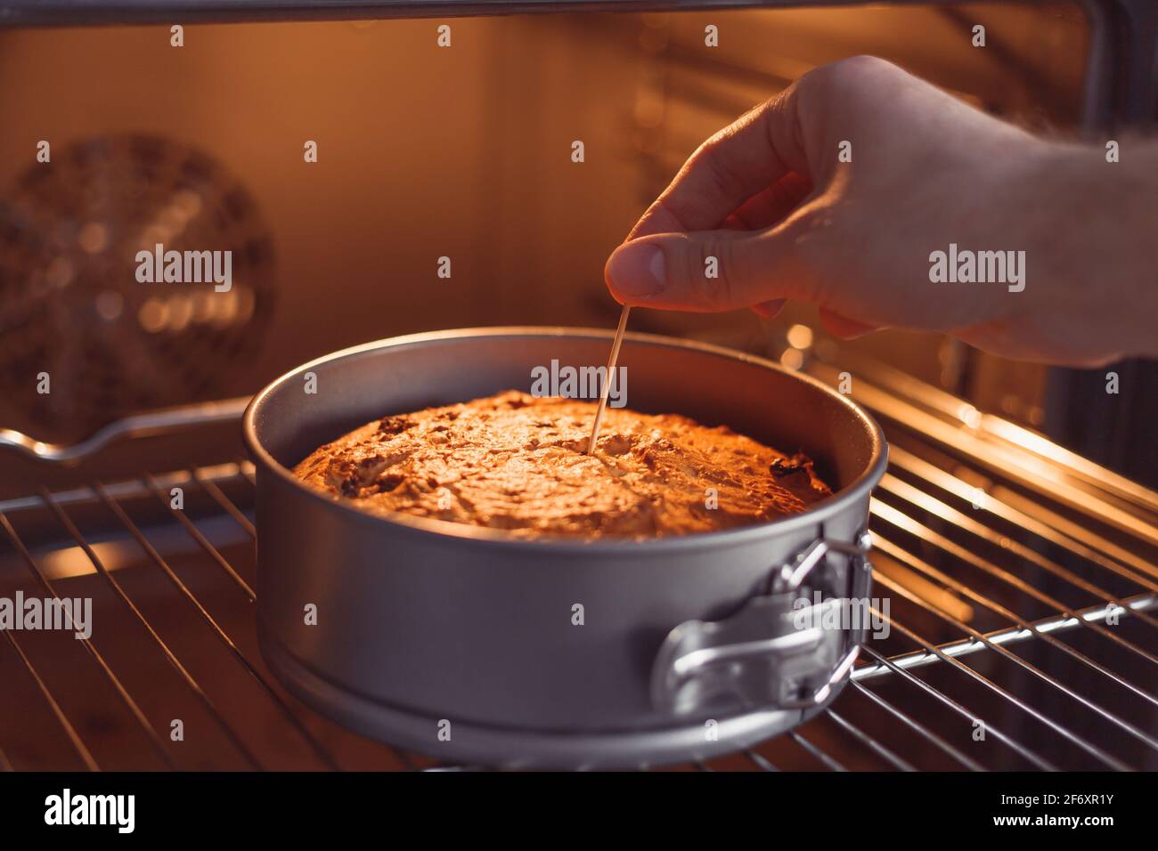 Check a cake for doneness by using the toothpick test Stock Photo - Alamy