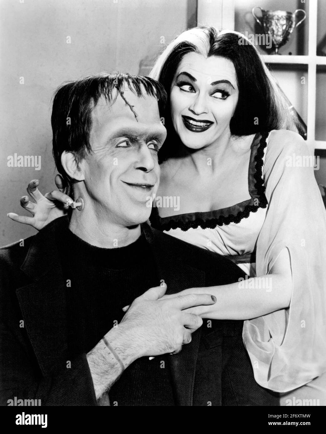 YVONNE DE CARLO and FRED GWYNNE in THE MUNSTERS (1964). Credit: CBS/MCA/UNIVERSAL / Album Stock Photo