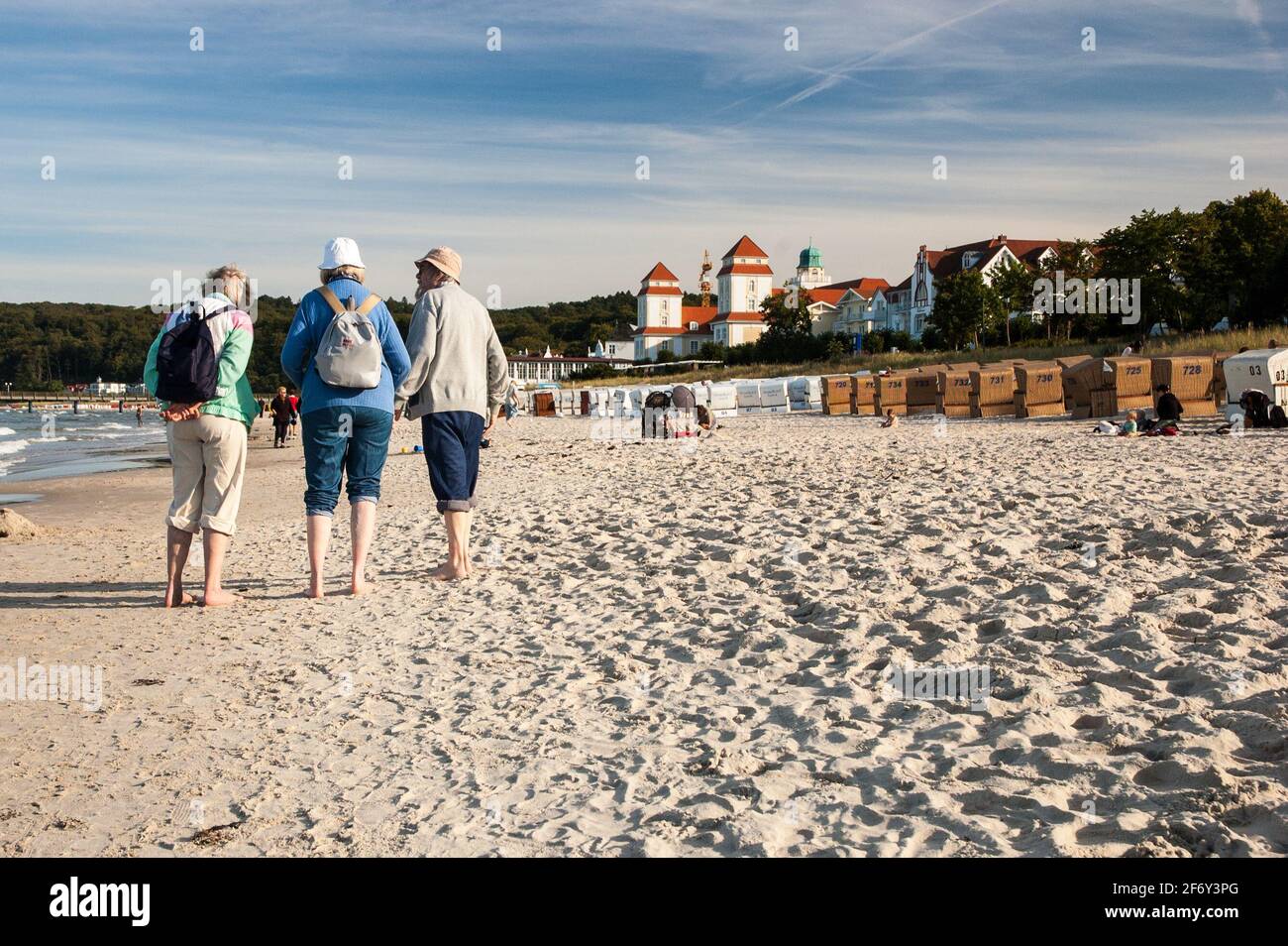 Drei Damen am Strand von Binz: Das Seebad auf Rügen ist ein beliebtes Ausflugsziel mit zahlreichen Hotels und einem belebten Strand - three ladies at Binz beach: the seaside resort is a popular tourist-spot with numerous hotels and a wide sandy beach. Stock Photo