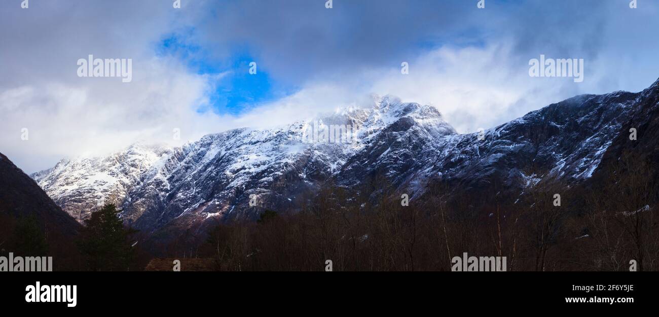 Panoramic winter mountainscape view of the mountain ridge called Romsdalseggen, Romsdalen valley, Rauma kommune, Møre og Romsdal, Norway Stock Photo