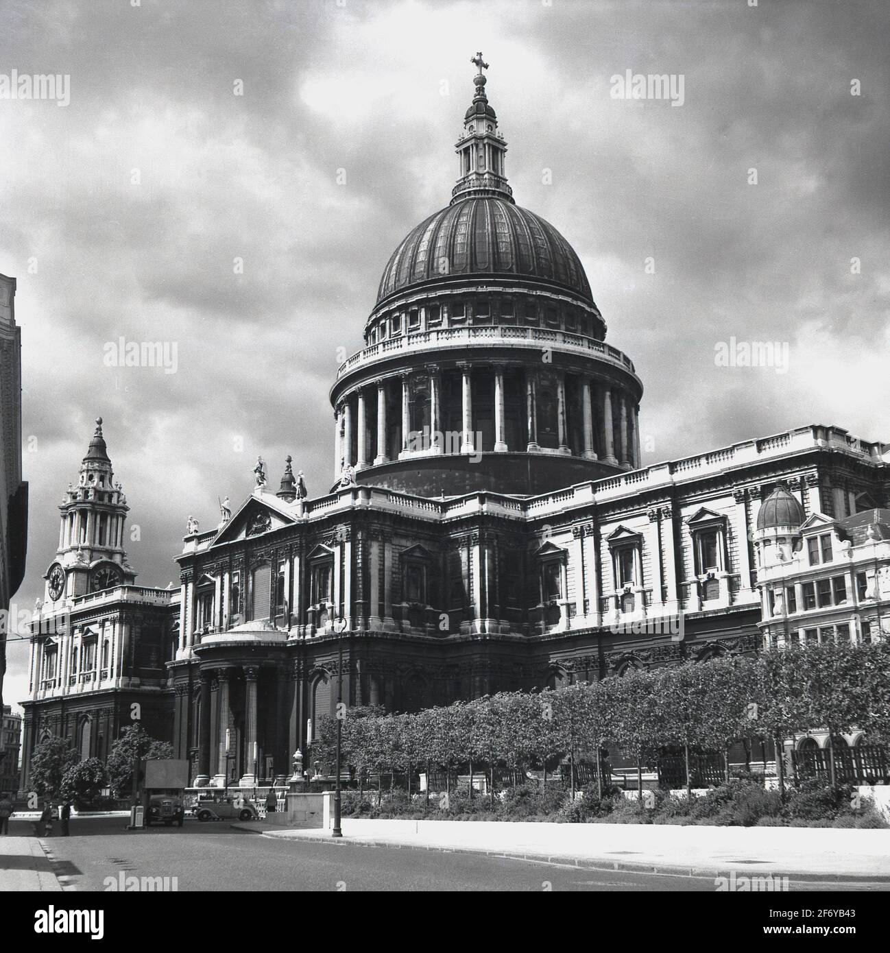 1950s, historical, exterior view of a post-war soot covered St Pauls cathedral, London, England, UK. Designed by Christopher Wren and famous for its dome, it was built in the English baroque style of architecture and stands at Ludgate Hill, the highest point in the City of London. The church of the Bishop of London, construction started in 1675 and at 365 feet was the tallest building in London until 1963. Thankfully the building survived the Blitz of the city during WW2. Stock Photo