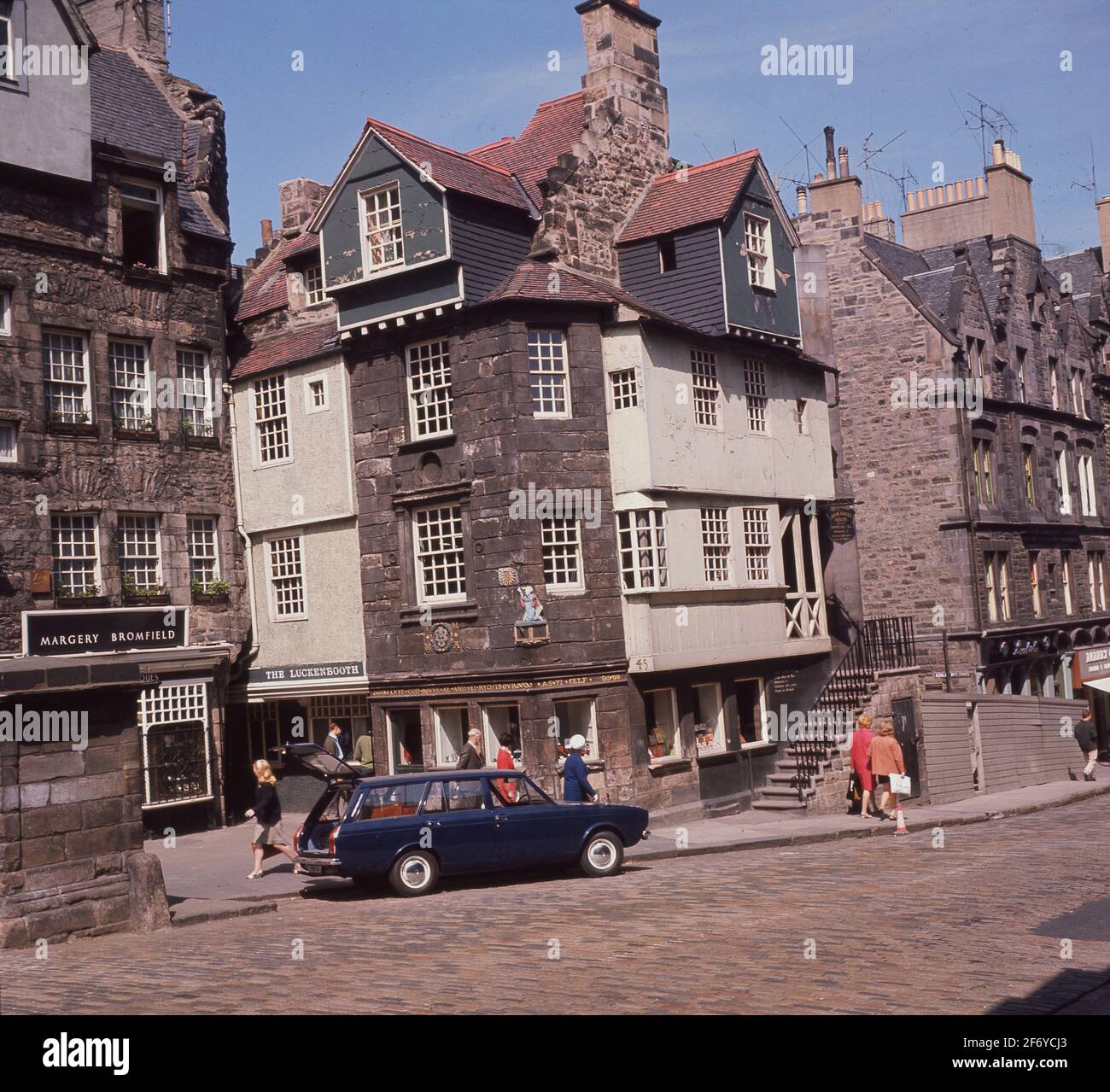 1960s, historical, exterior view of John Knox house, an ancient medieval building building on the city's famous 'Royal Mile', Edinburgh, Scotland, UK. Also know as John Knox's house and dating back to 1470, it is said, although debated that it was, to have been the final residence of Protestant reformer, John Knox. It is the only surviving medieval house in Edinburgh. The home at one time, of James Mossman, goldsmith to Mary Queen of Scots, it is considered one of Scotland's greatest ciultural treasures. Stock Photo
