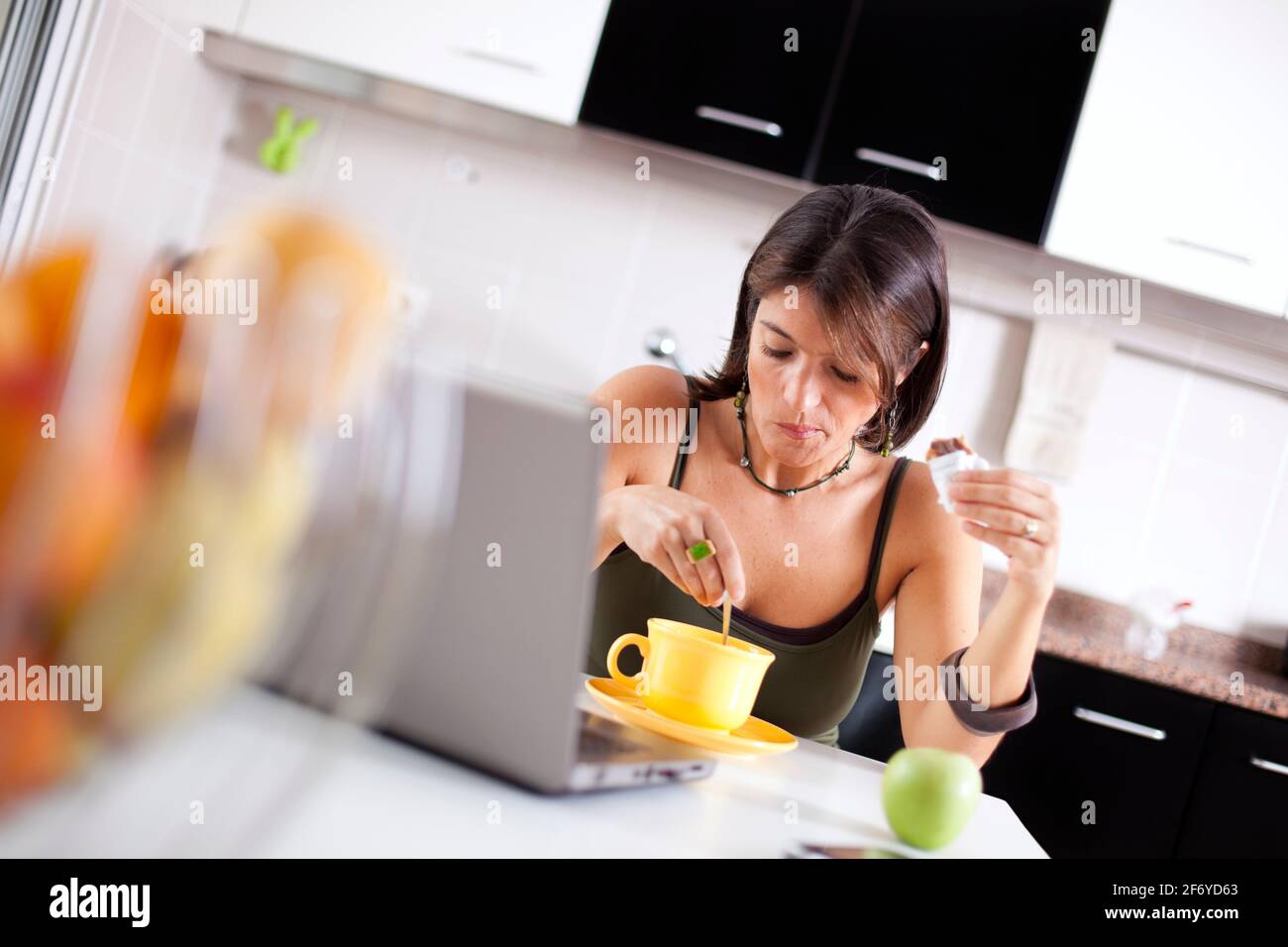 завтрак маленькой гимнастки. что на завтрак ест косметолог. Jane has fun. My sister to get up at eight o'clock вопрос. Her breakfast she went to work.