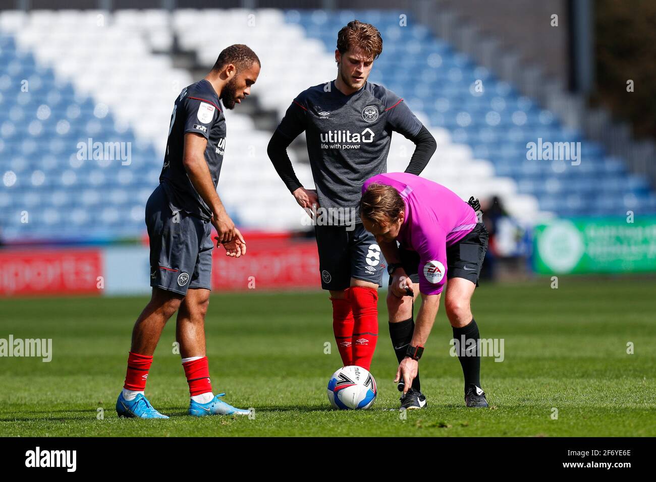 Referee Oliver Langford prepares the free kick for Mathias Jensen #8 of Brentford  in Huddersfield, UK on 4/3/2021. (Photo by James Heaton/News Images/Sipa USA) Stock Photo