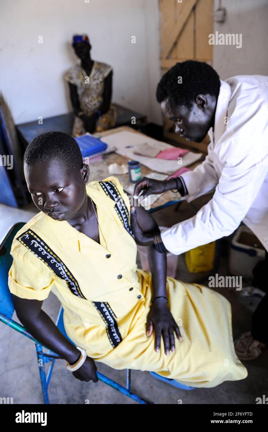 SOUTH-SUDAN, Cuibet , rural health station in Agangrial, vaccination / SUED-SUDAN, laendliche Gesundheitsstation Agangrial in Cuibet County, Impfung Stock Photo