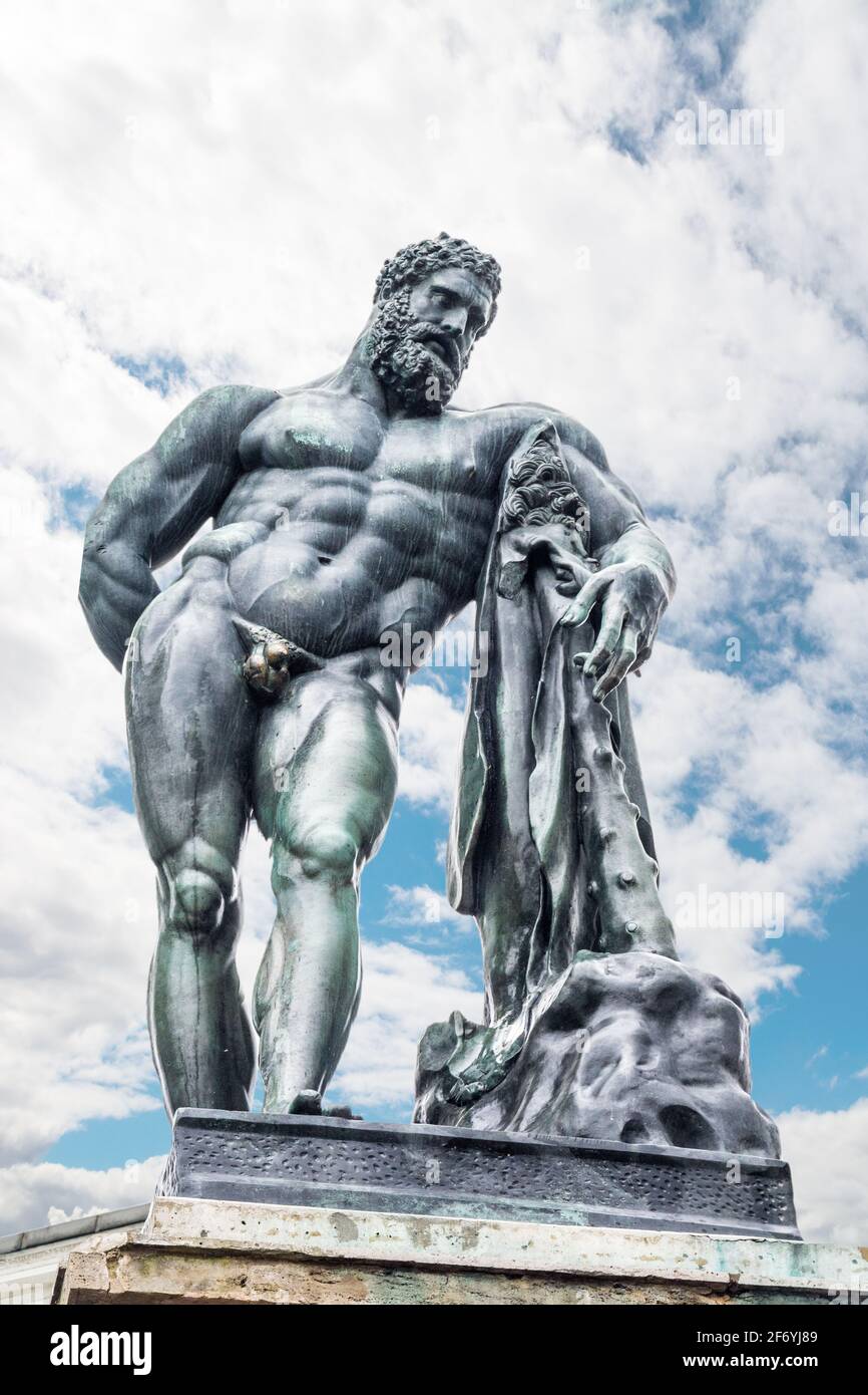 ST. PETERSBURG, RUSSIA - MAY 31, 2017: Hercules Farnessky adorns the stairs of the colonnade of the Cameron Gallery in the Catherine Park of Pushkin. Stock Photo