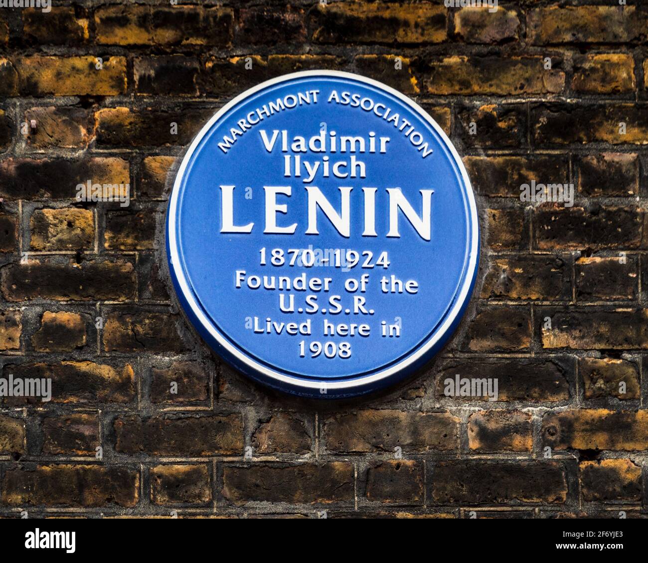 Blue Plaque Lenin London - Blue Plaque indicating that Vladimir Ilyich Lenin lived at 36 Tavistock Place during 1908. Stock Photo