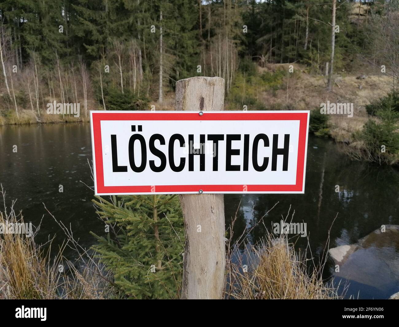 Schild mit der Auffschrift Löschteich in einem Walds Stock Photo