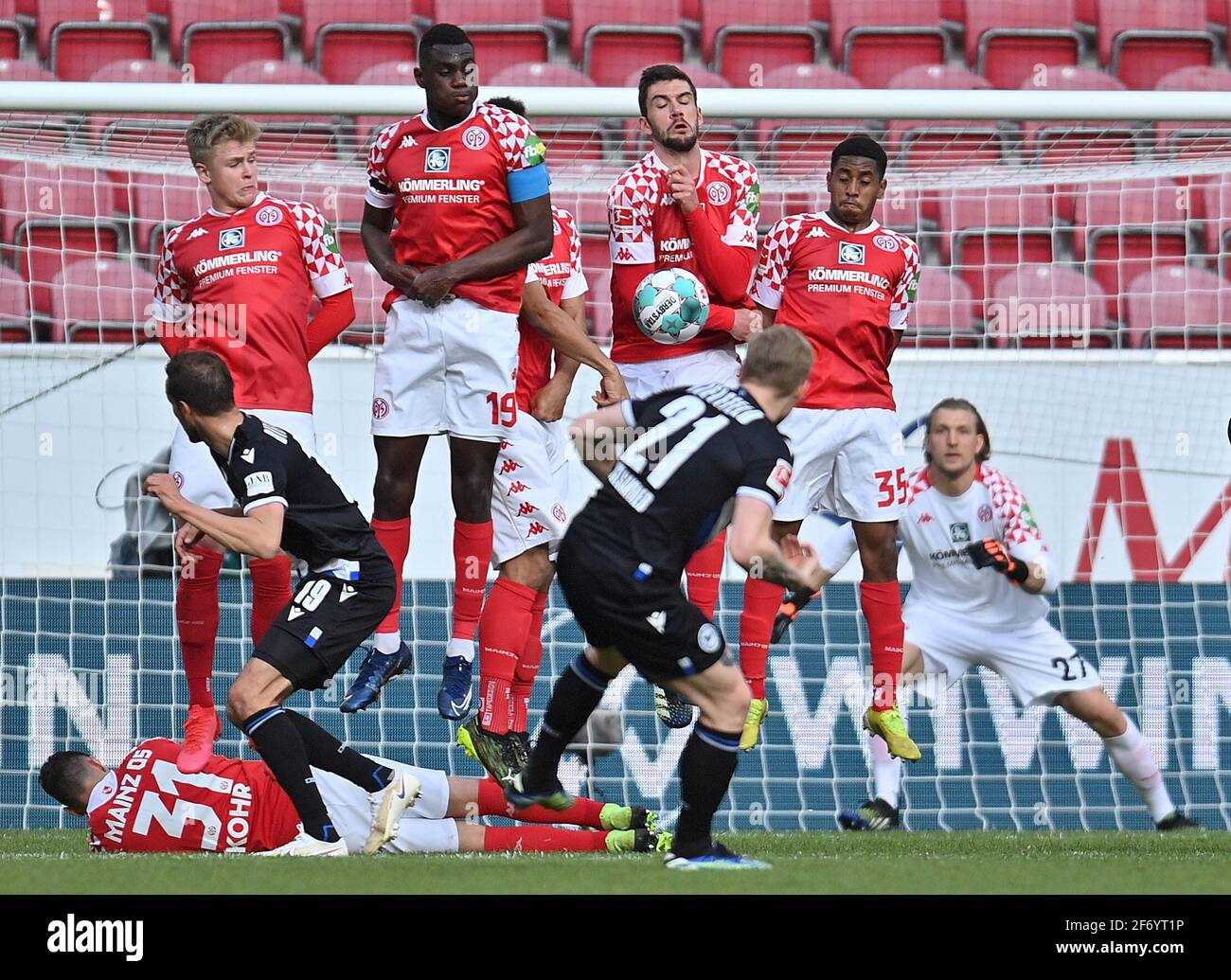 Mainz, Germany. 03rd Apr, 2021. Football, Bundesliga, FSV Mainz 05 -  Arminia Bielefeld, Matchday 27. Opel Arena: The players from Meinz wall up  to prevent a direct shot from a free kick