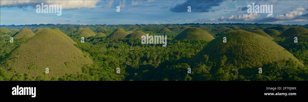 Panoramic view of the 'Chocolate Hills', Carmen, Bohol province, Philippines, SE Asia. Known in Cebuano as Mga Bungtod sa Tsokolate, and in Tagalog as : Tsokolateng burol. Conical karst landscape Stock Photo