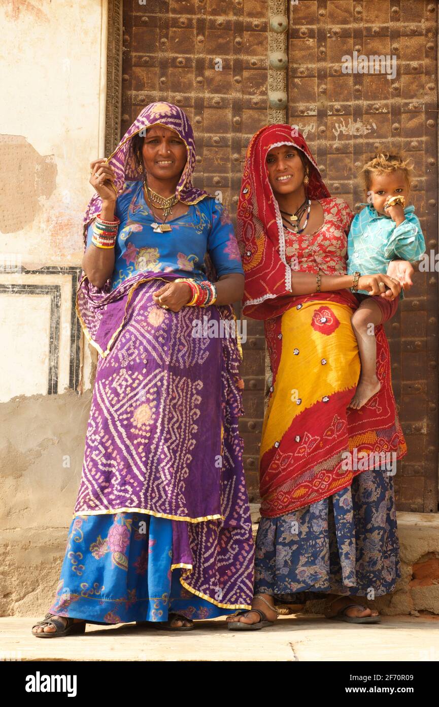 Rajasthani Couple Dressed Up in Traditional Costume Editorial Image - Image  of characteristic, desert: 56297120