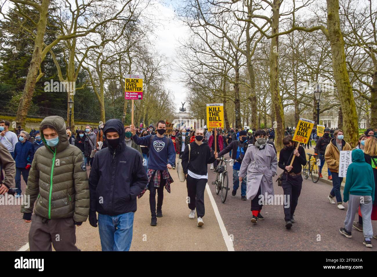 Protesters march past Wellington Arch on their way to Buckingham Palace during the Kill The Bill protest. Thousands of people marched through Central London to protest against the Police, Crime, Sentencing and Courts Bill. Stock Photo