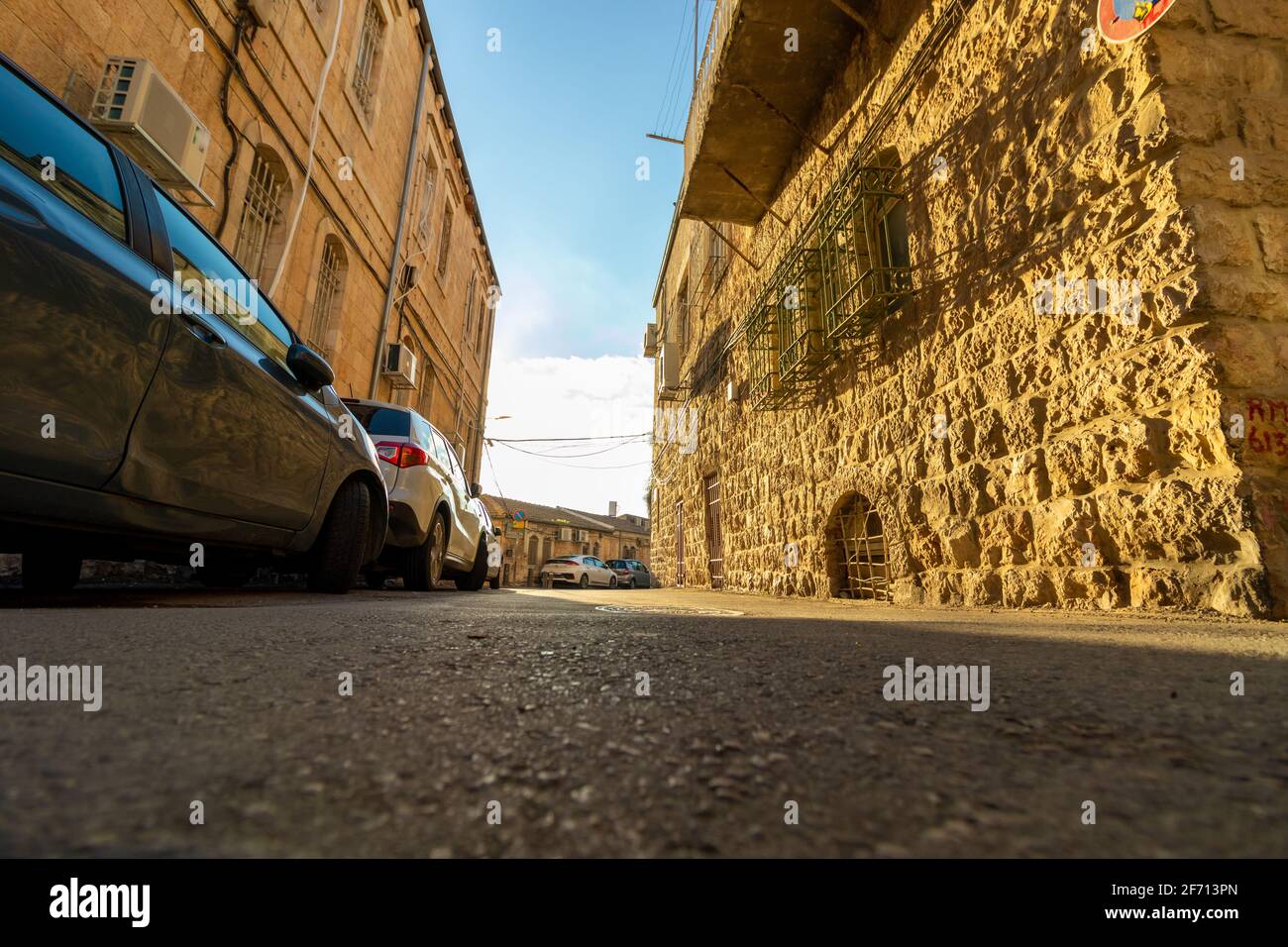 jerusalem-israel. 05-03-2021. Vehicles are parked near crowded houses in a narrow alley in the famous neighborhood of Nachlaot Stock Photo