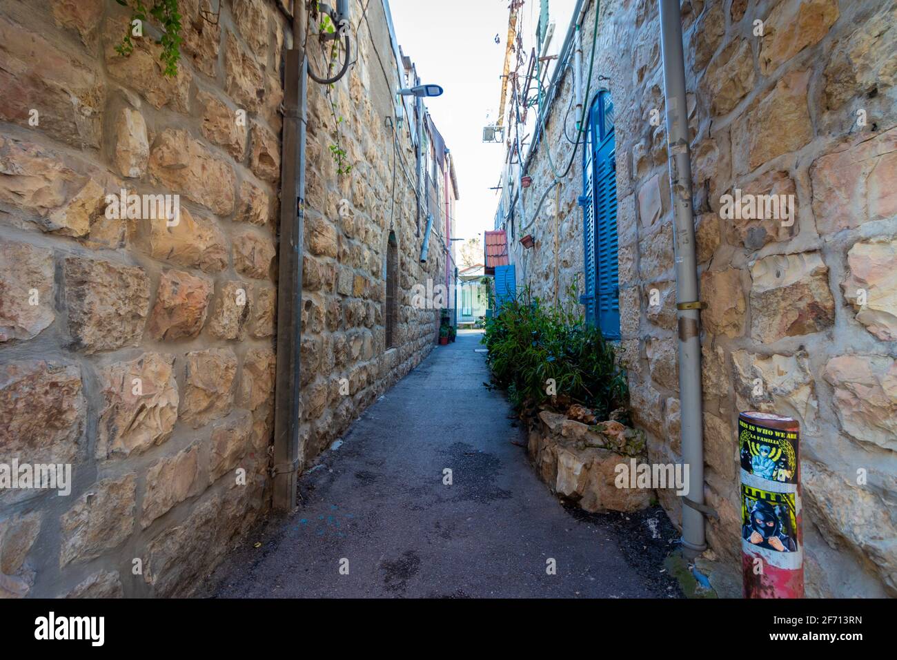 jerusalem-israel. 05-03-2021. Crowded houses in a narrow and ancient alley in the famous neighborhood of Nachlaot Stock Photo