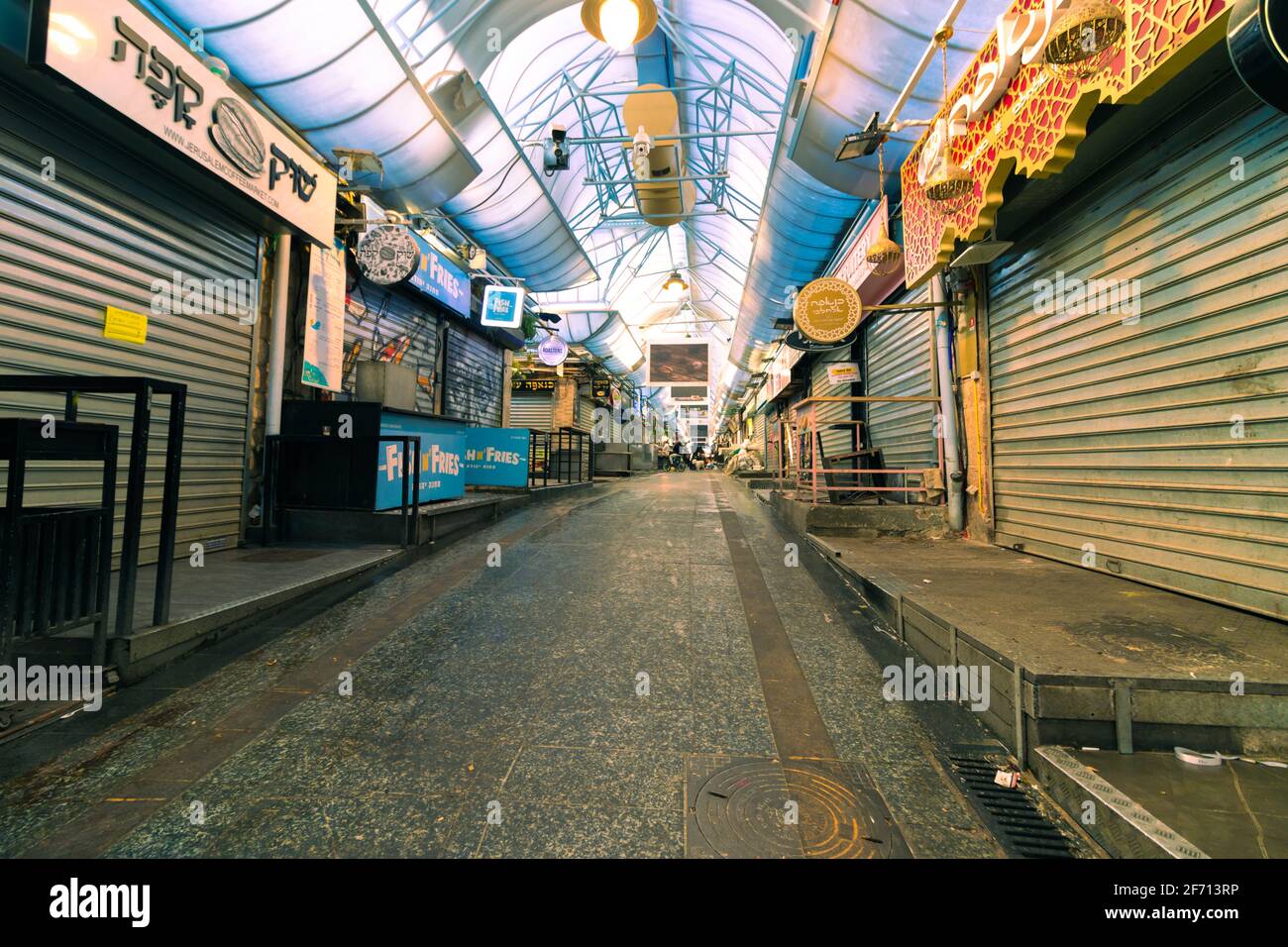 jerusalem-israel. 05-03-2021. Closed shops A few minutes before Saturday, in the Mahane Yehuda market, empty of people Stock Photo