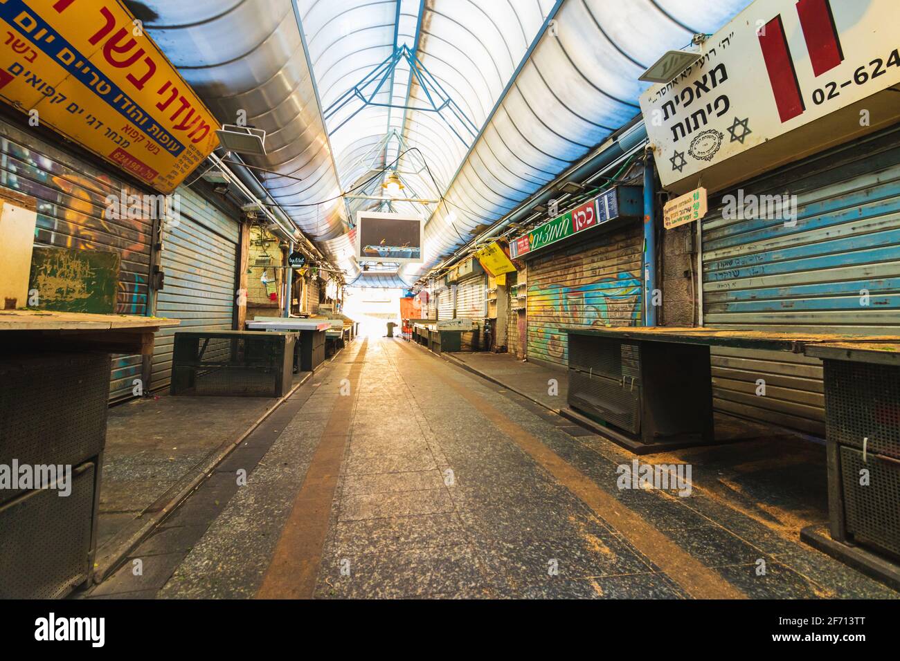 jerusalem-israel. 05-03-2021. Closed shops A few minutes before Saturday, in the Mahane Yehuda market, empty of people Stock Photo