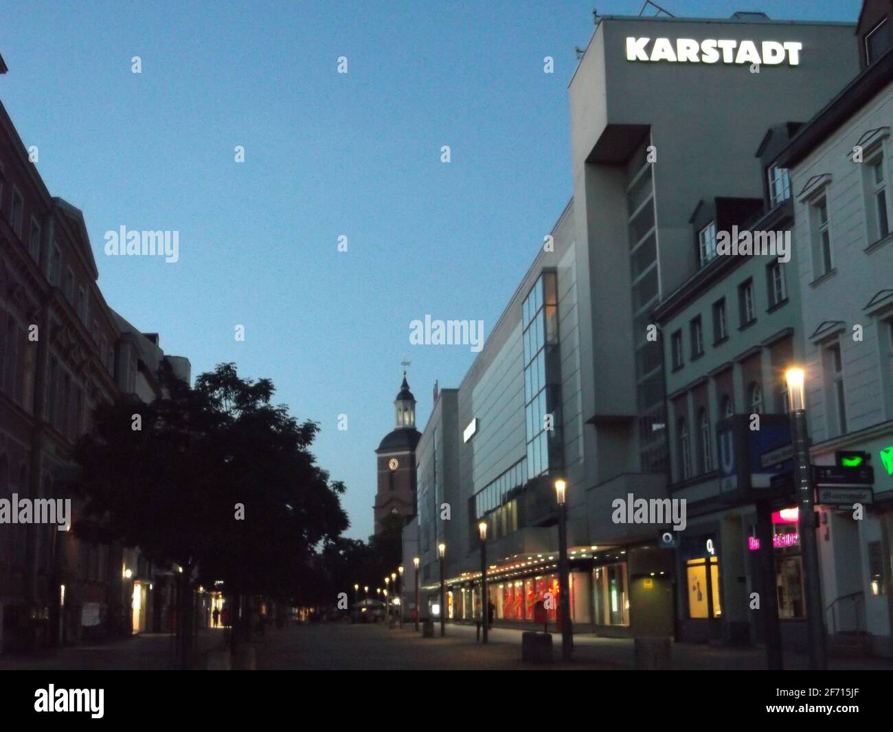 Die Filiale von Galeria Karstadt Kaufhof in der Altstadt von Berlin-Spandau am Abend, im Hintergrund die Spandauer Nikolaikirche. Stock Photo