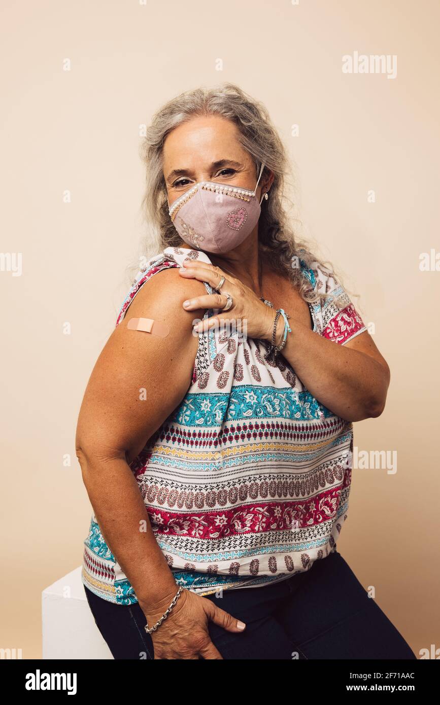 Senior woman with face mask hi-res stock photography and images - Alamy